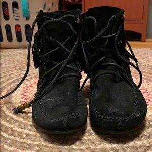 Black lace up fringe moccasin booties size 9